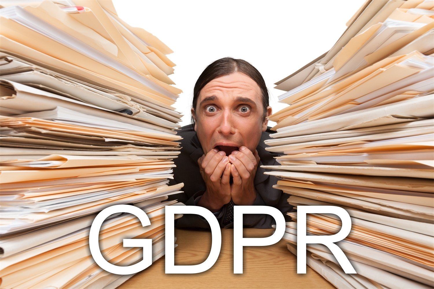 Bandiera dell'Unione Europea con lucchetto e documenti, il nuovo regolamento europeo GDPR sui dati personali