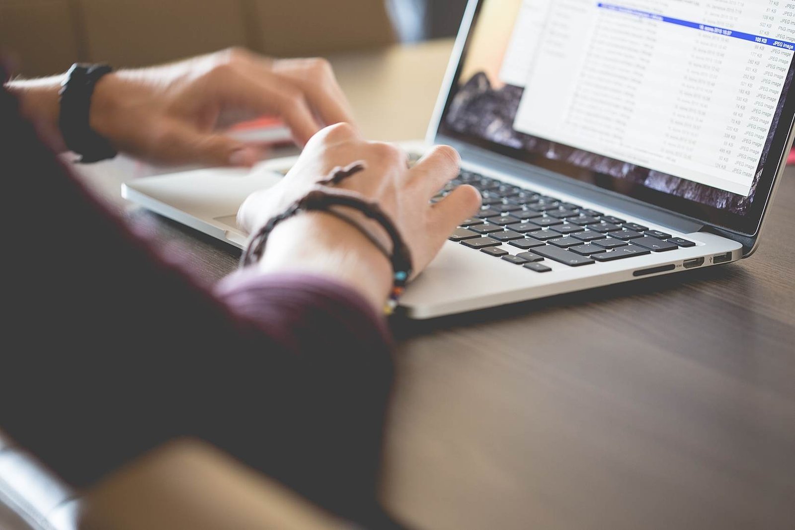 Webmaster al lavoro di notte davanti al codice di un sito web, con passione e dedizione