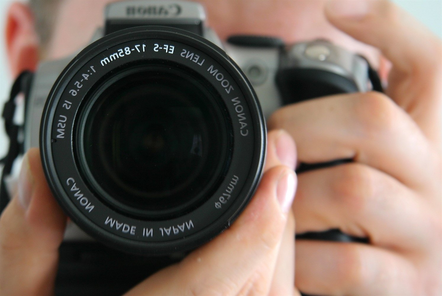 Fotografo che allestisce luci e oggetti di scena per organizzare un buon servizio fotografico
